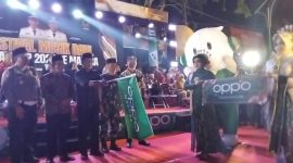 Keterangan foto: Bupati Pamekasan, KH Kholilurrahman secara resmi memberangkatkan festival musik daul.