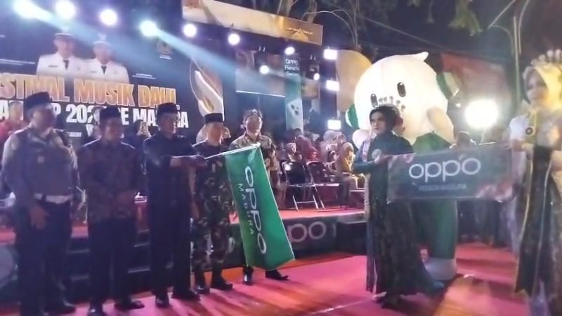 Keterangan foto: Bupati Pamekasan, KH Kholilurrahman secara resmi memberangkatkan festival musik daul.