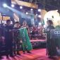 Keterangan foto: Bupati Pamekasan, KH Kholilurrahman secara resmi memberangkatkan festival musik daul.