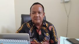 Kepala Dinas Koperasi, UMKM, dan Ketenagakerjaan Pamekasan, Muttaqin saat ditemui di ruang kerjanya.
