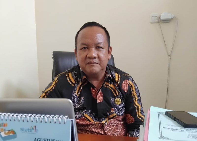 Kepala Dinas Koperasi, UMKM, dan Ketenagakerjaan Pamekasan, Muttaqin saat ditemui di ruang kerjanya.