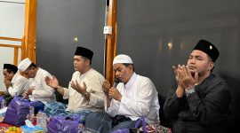 Suasana doa bersama yang dilaksanakan oleh Majelis Sholawat Tangga Seribu.
