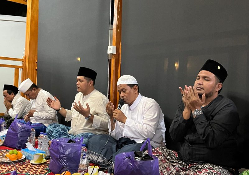 Suasana doa bersama yang dilaksanakan oleh Majelis Sholawat Tangga Seribu.