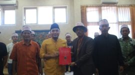 Suhairi secara resmi menyerahkan berkas Pemakzulan Bupati Pamekasan kepada Wakil Ketua DPRD Pamekasan, Khairul Umam. 