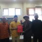 Suhairi secara resmi menyerahkan berkas Pemakzulan Bupati Pamekasan kepada Wakil Ketua DPRD Pamekasan, Khairul Umam. 