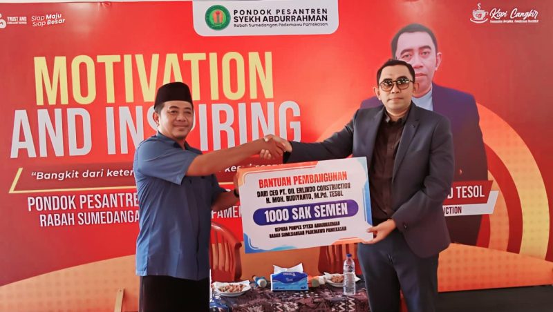 Boss HR memberikan bantuan 1000 sak semen untuk pembangunan Ponpes Syekh Abdurrahman Rabah.