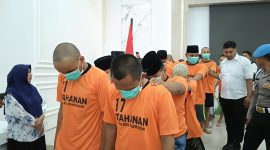 Para tersangka penyalahgunaan narkoba digiring ke Tahanan Polres Pamekasan.
