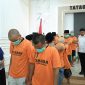 Para tersangka penyalahgunaan narkoba digiring ke Tahanan Polres Pamekasan.