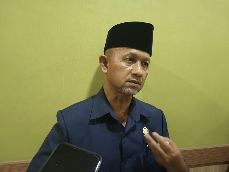 Ketua Komisi 4 DPRD, Halili, saat diwawancarai di Gedung DPRD Pamekasan.