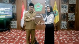 Bupati Pamekasan, KH Kholilurrahman menyerahkan salinan SK pengangkatan PPPK.
