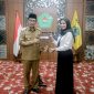 Bupati Pamekasan, KH Kholilurrahman menyerahkan salinan SK pengangkatan PPPK.