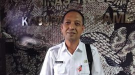 Keterangan foto: Kepala Dinkes Pamekasan, dr. Saifuddin, saat diwawancarai di ruang kerjanya.