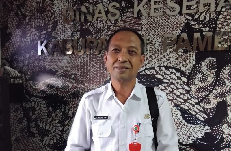 Keterangan foto: Kepala Dinkes Pamekasan, dr. Saifuddin, saat diwawancarai di ruang kerjanya.