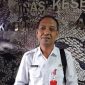 Keterangan foto: Kepala Dinkes Pamekasan, dr. Saifuddin, saat diwawancarai di ruang kerjanya.