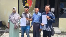 Keterangan foto: Faridatul Hasanah bersama saudara dan anaknya usai melakukan pelaporan ke Polres Pamekasan.