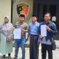 Keterangan foto: Faridatul Hasanah bersama saudara dan anaknya usai melakukan pelaporan ke Polres Pamekasan.