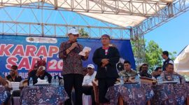 Bupati Pamekasan, KH Kholilurrahman saat memberikan sambutan di acara pembukaan Karapan Sapi.