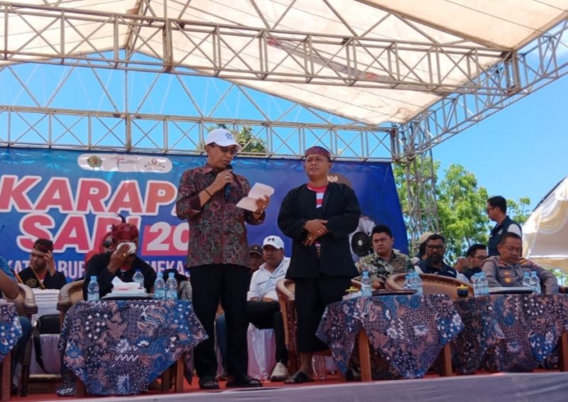 Bupati Pamekasan, KH Kholilurrahman saat memberikan sambutan di acara pembukaan Karapan Sapi.
