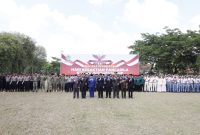 Sesi foto bersama Bupati - Wabup Pamekasan dan Forkompinda di lapangan Nagara Bakhti.