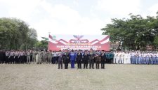 Sesi foto bersama Bupati - Wabup Pamekasan dan Forkompinda di lapangan Nagara Bakhti.