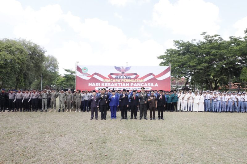 Sesi foto bersama Bupati - Wabup Pamekasan dan Forkompinda di lapangan Nagara Bakhti.