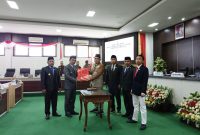 Suasana sidang rapat paripurna penetapan dua rancangan peraturan daerah (Raperda). 