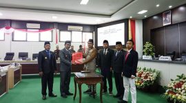 Suasana sidang rapat paripurna penetapan dua rancangan peraturan daerah (Raperda). 