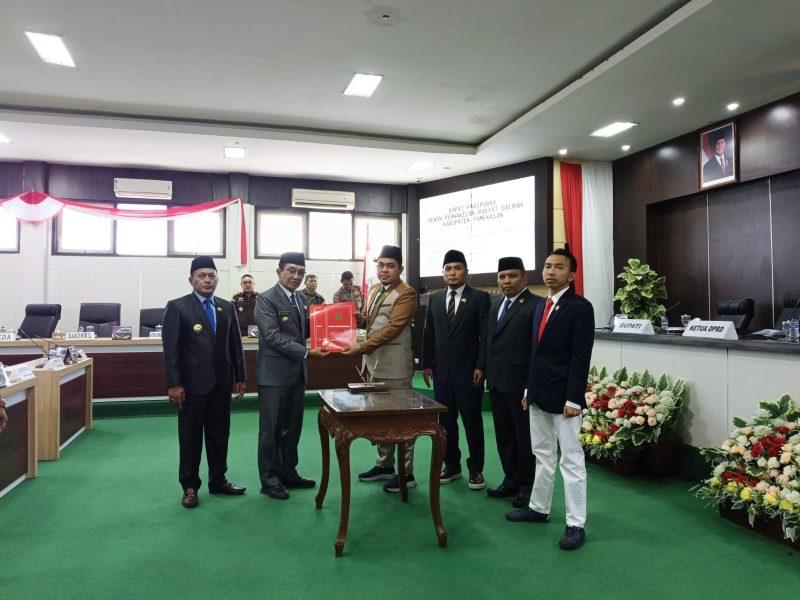 Suasana sidang rapat paripurna penetapan dua rancangan peraturan daerah (Raperda). 