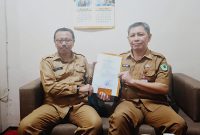 Keterangan foto: Kepala BKPSDM Pamekasan, Saudi Rachman menyerahkan dokumen penunjukkan Didik Hariadi sebagai Plh Sekda Pamekasan.