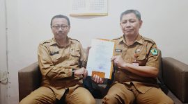 Keterangan foto: Kepala BKPSDM Pamekasan, Saudi Rachman menyerahkan dokumen penunjukkan Didik Hariadi sebagai Plh Sekda Pamekasan.