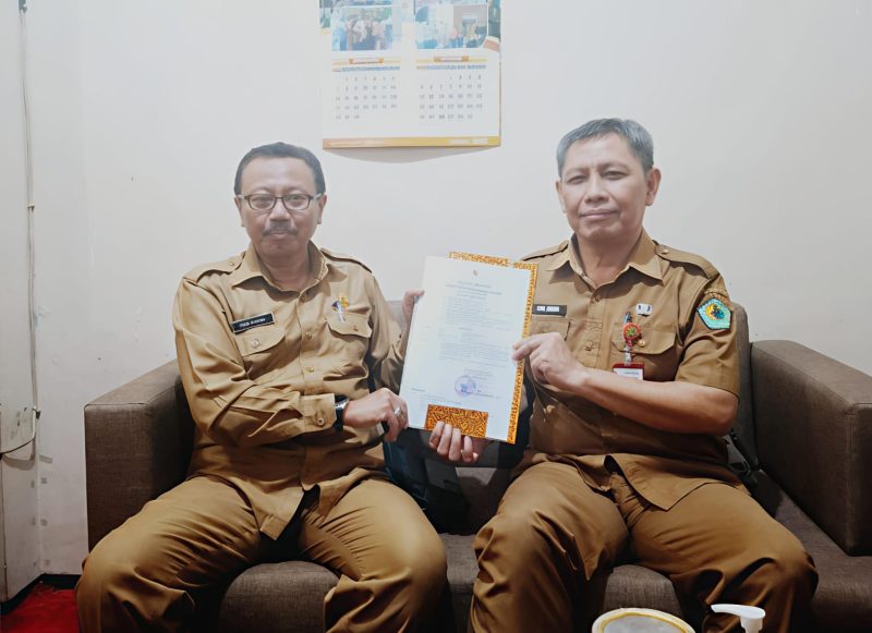 Keterangan foto: Kepala BKPSDM Pamekasan, Saudi Rachman menyerahkan dokumen penunjukkan Didik Hariadi sebagai Plh Sekda Pamekasan.