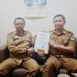 Keterangan foto: Kepala BKPSDM Pamekasan, Saudi Rachman menyerahkan dokumen penunjukkan Didik Hariadi sebagai Plh Sekda Pamekasan.