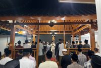 Suasana doa bersama di Markas Majelis Sholawat Tangga Seribu.