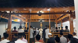 Suasana doa bersama di Markas Majelis Sholawat Tangga Seribu.