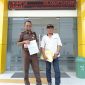 Keterangan foto: Mohammad Andra Setyabudi, SH (40), seorang Pegawai Negeri Sipil asal Bangkalan, didampingi saudaranya menunjukkan LP di depan SPKT Polres Pamekasan.