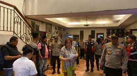 Tim Gabungan saat melakukan razia ke hotel di Pamekasan.