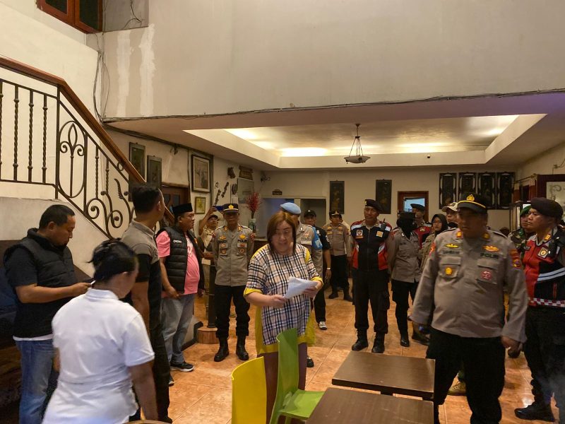 Tim Gabungan saat melakukan razia ke hotel di Pamekasan.