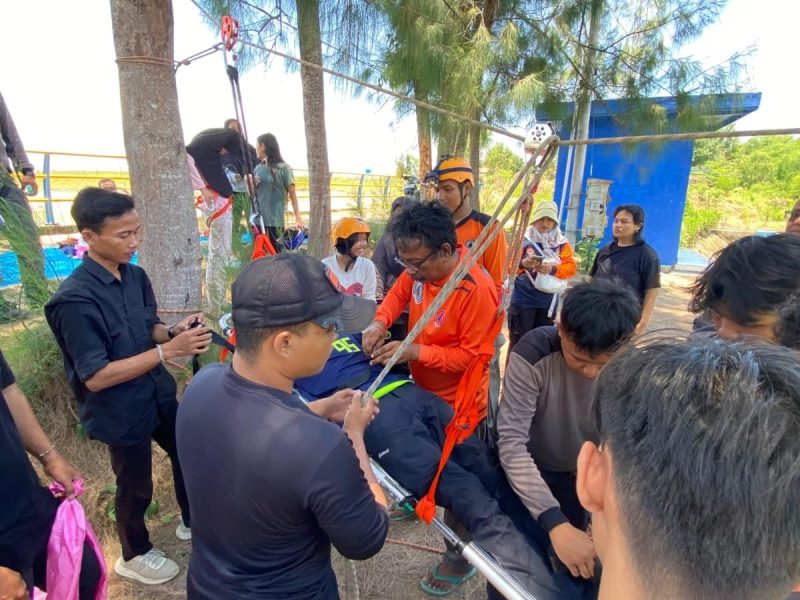 Personil relawan sangat antusias mengikuti latihan Vertical Rescue di Dam Samiran.