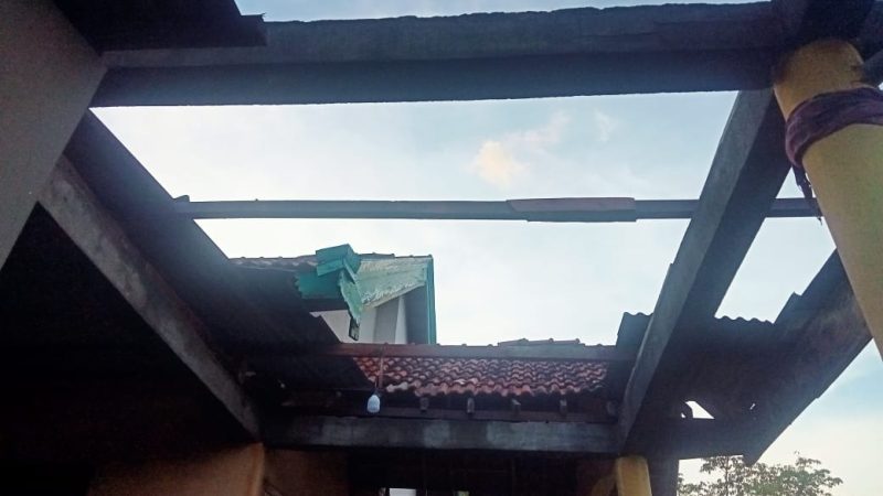 Kondisi rumah warga yang tertimpa bencana angin puting beliung.