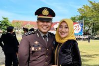 Sosok IPTU Nur Fajri Alim, PS Satreskrim Polres Sampang bersama istri.