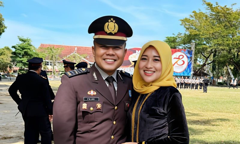 Sosok IPTU Nur Fajri Alim, PS Satreskrim Polres Sampang bersama istri.