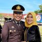 Sosok IPTU Nur Fajri Alim, PS Satreskrim Polres Sampang bersama istri.