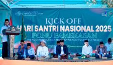 Pengasuh Pondok Pesantren Az-Zubair, KH. Mahrus Ali Maliji, saat memberikan sambutan di acara launching kick off Hari Santri Nasional (HSN) 2025.