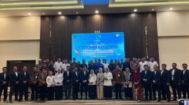Sesi foto bersama dengan seluruh karyawan PLN UP3 Madura.