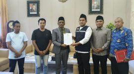 Suhairi menyerahkan dokumen yang diklaim sebagai tambahan bukti kepada pimpinan DPRD Pamekasan.