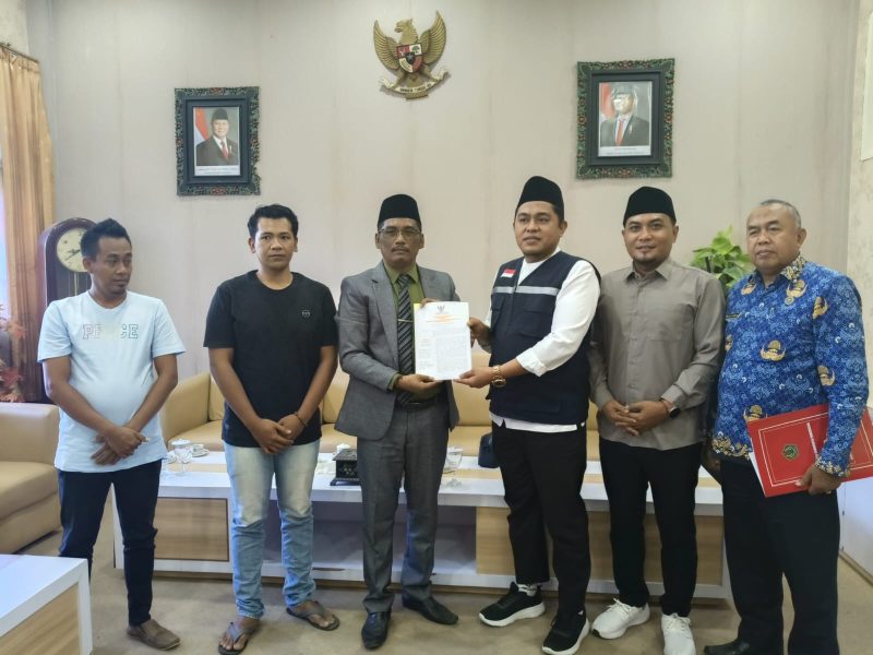 Suhairi menyerahkan dokumen yang diklaim sebagai tambahan bukti kepada pimpinan DPRD Pamekasan.