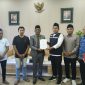 Suhairi menyerahkan dokumen yang diklaim sebagai tambahan bukti kepada pimpinan DPRD Pamekasan.