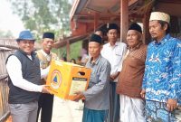 Wakil Bupati Pamekasan, Sukriyanto menyerahkan bantuan sosial kepada warga korban kebakaran.