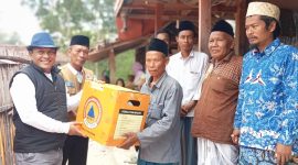 Wakil Bupati Pamekasan, Sukriyanto menyerahkan bantuan sosial kepada warga korban kebakaran.