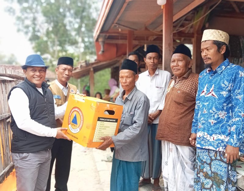 Wakil Bupati Pamekasan, Sukriyanto menyerahkan bantuan sosial kepada warga korban kebakaran.